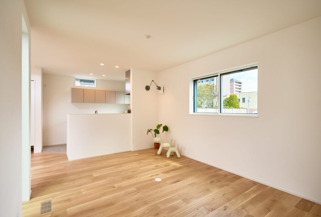 中庭とつながる開放的なLDK