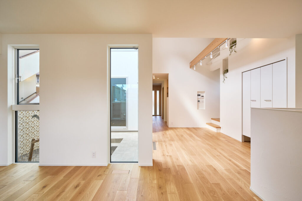 中庭を望むリビング