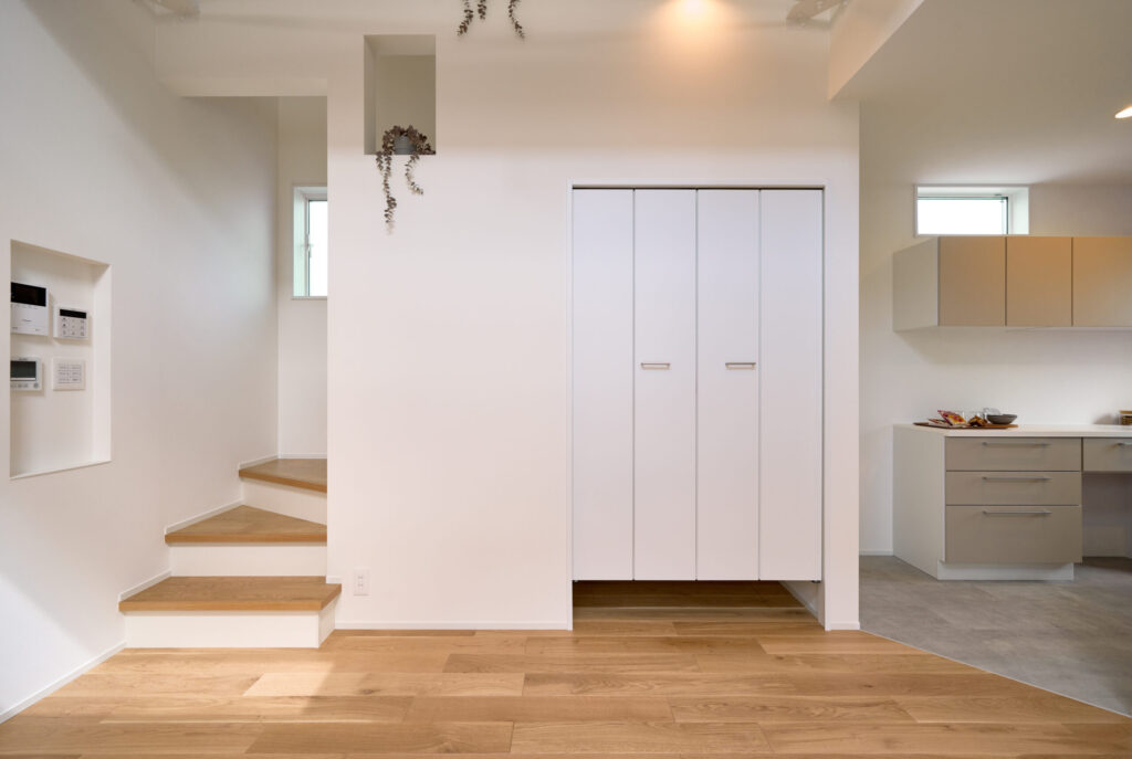 階段横に収納を設けた明るいLDK空間
