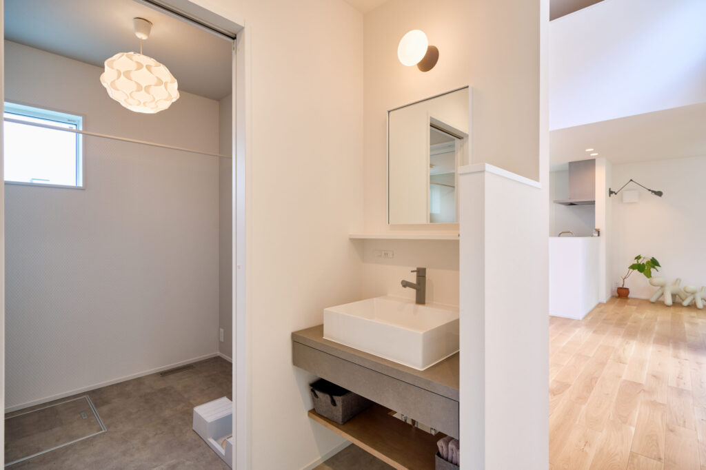 明るい光に包まれた洗面スペース