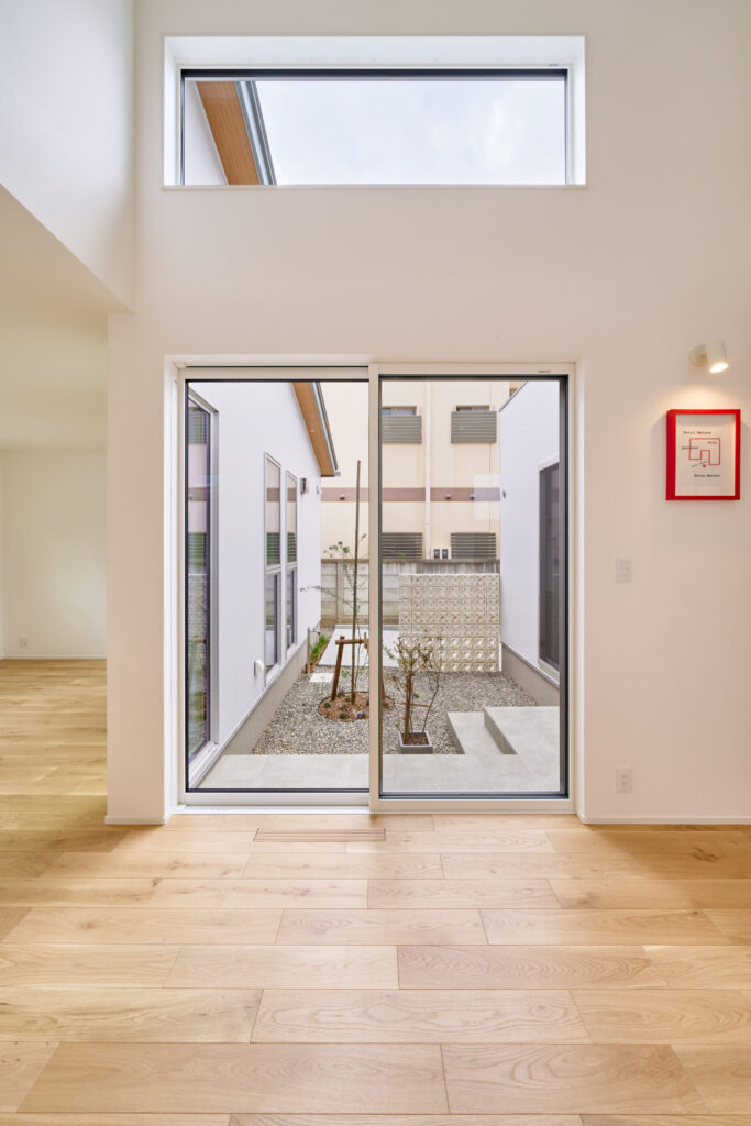 縦窓から中庭の光が入る室内