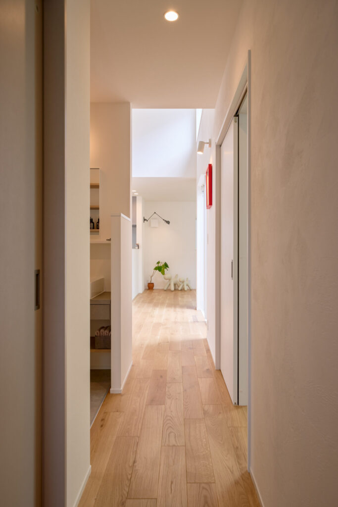 奥へ視線が抜ける明るい通路