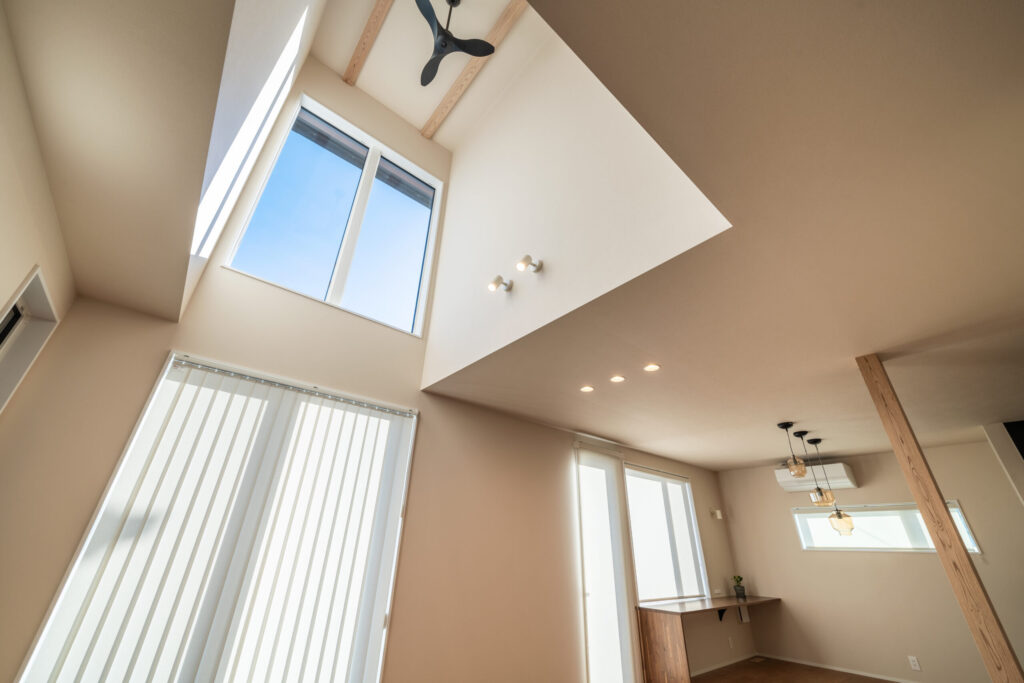 吹抜とシーリングファンのあるリビング