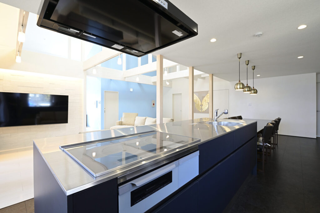 吹き抜け空間とつながるキッチン