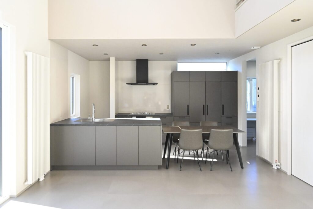 グレーで統一されたキッチンとダイニング