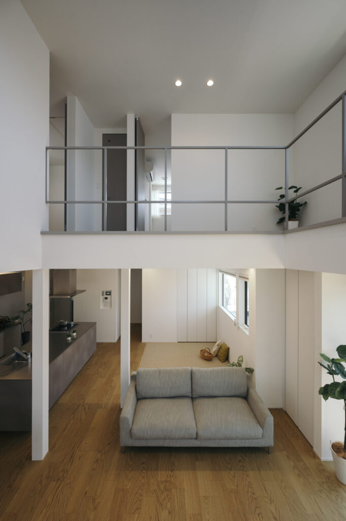 吹抜けが広がる開放的なリビング空間