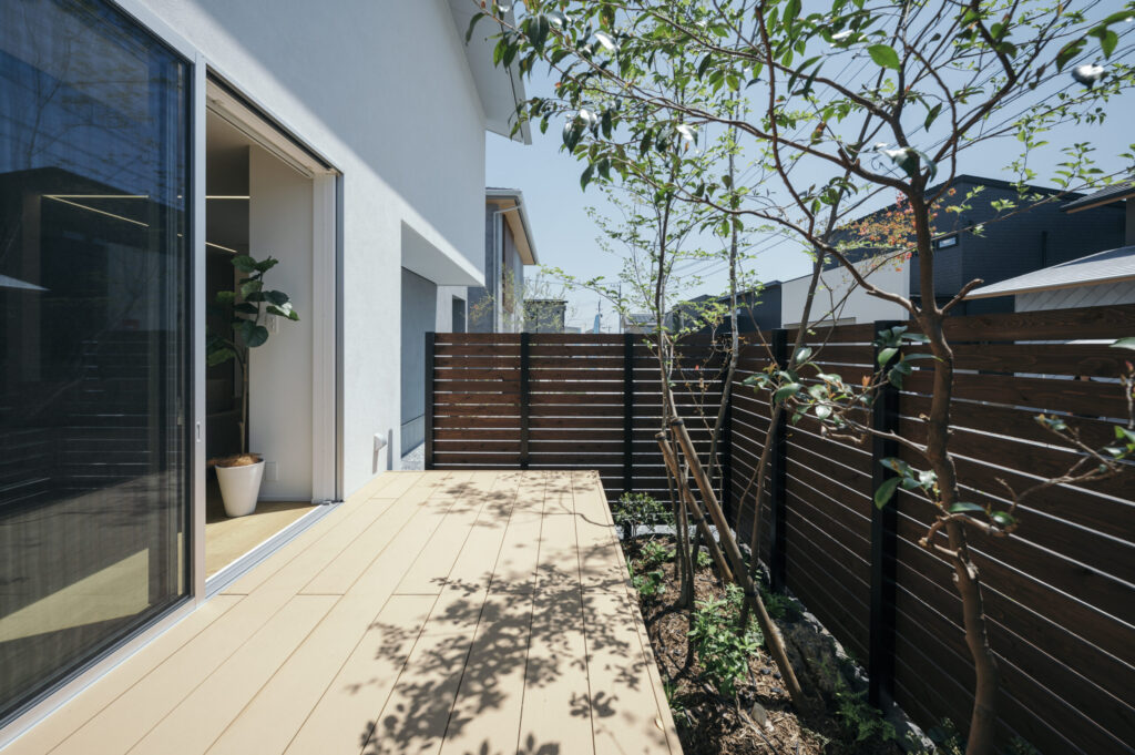 室内とつながるウッドデッキテラス