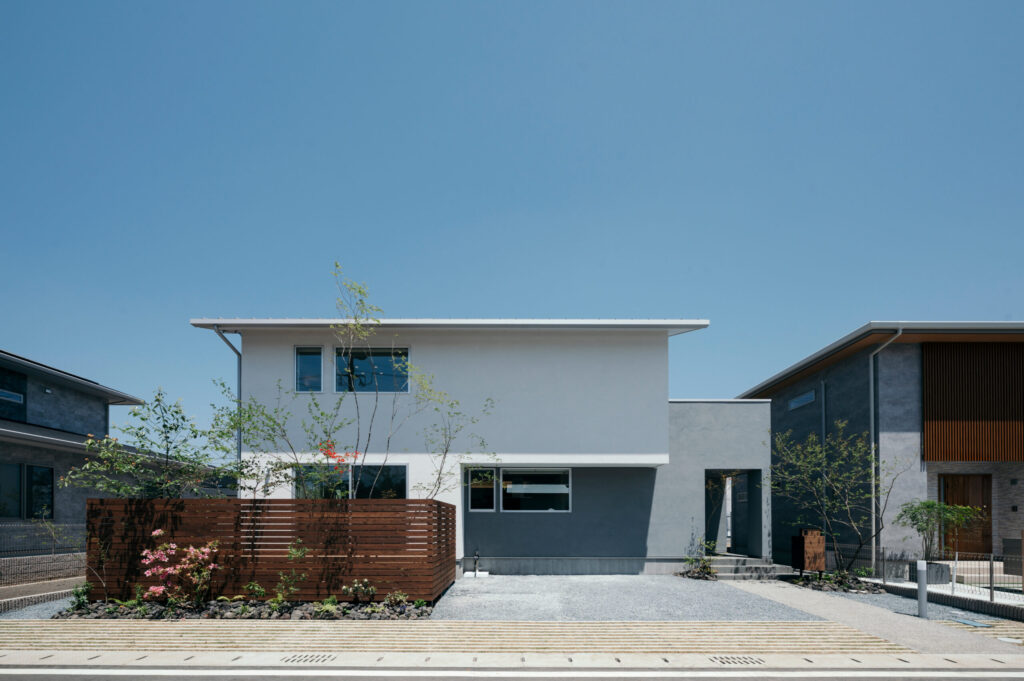 グレーとホワイトでまとめたシンプルな外観