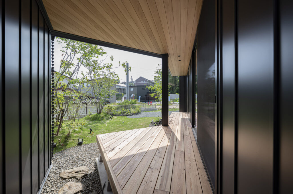 庭へとつながる木製ウッドデッキ