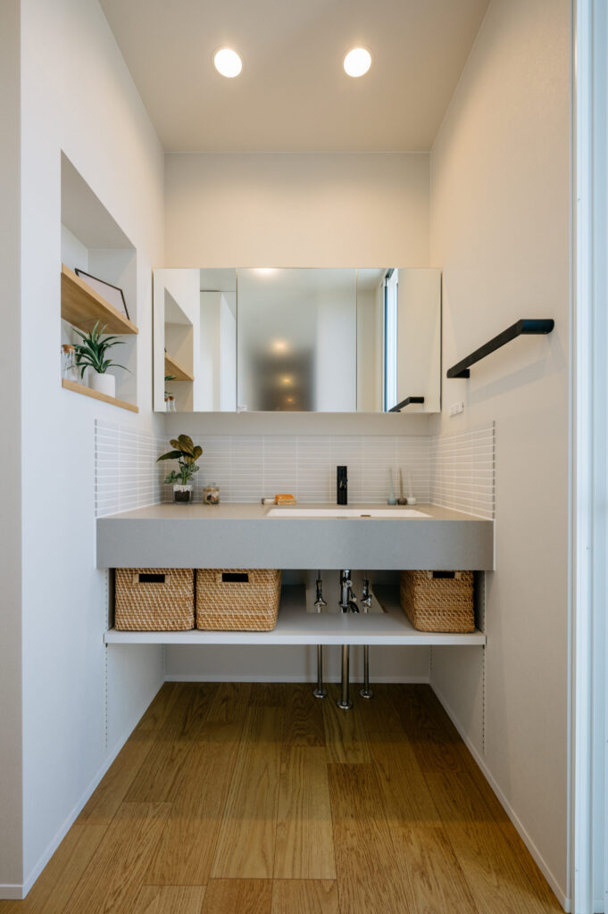 素材と色を統一したミニマルな洗面空間