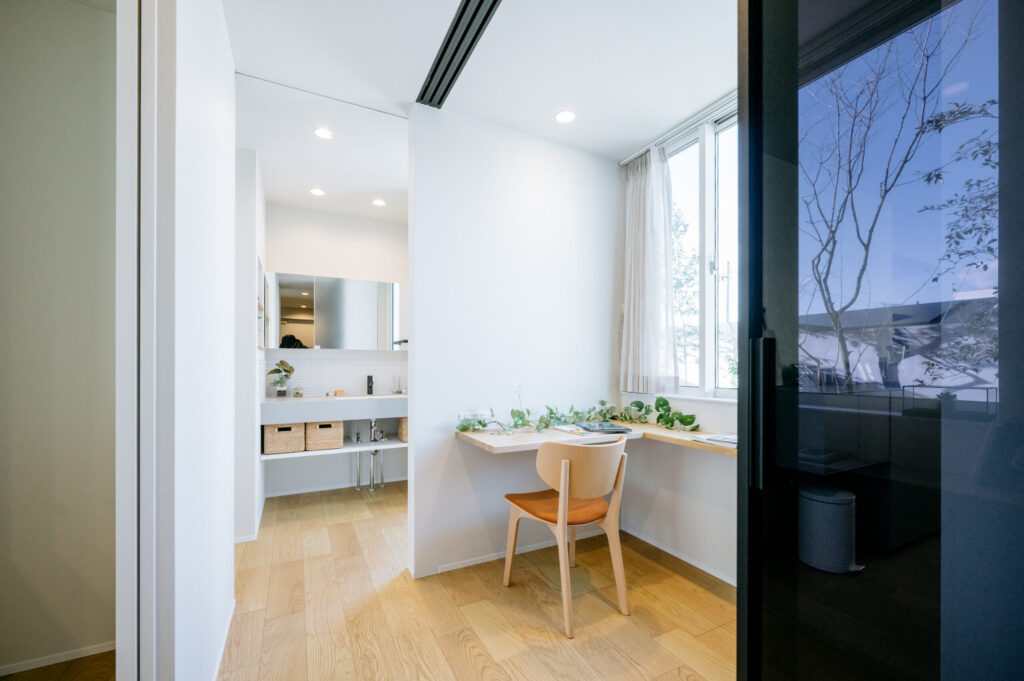 窓辺のカウンタースペースと洗面
