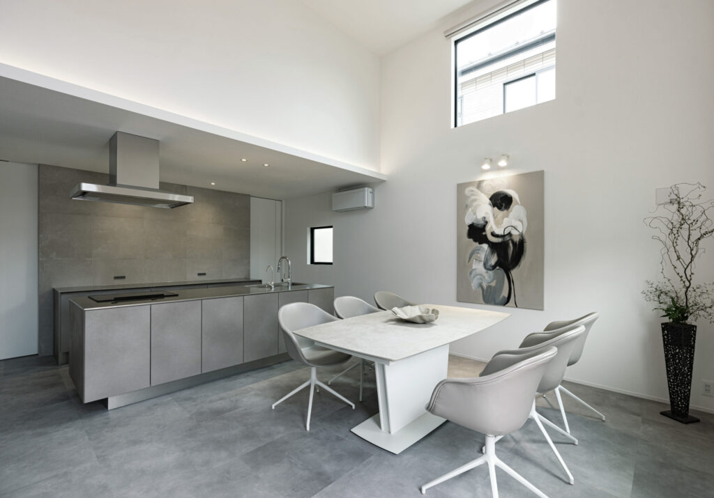 吹き抜けと白を基調とした明るいダイニング空間