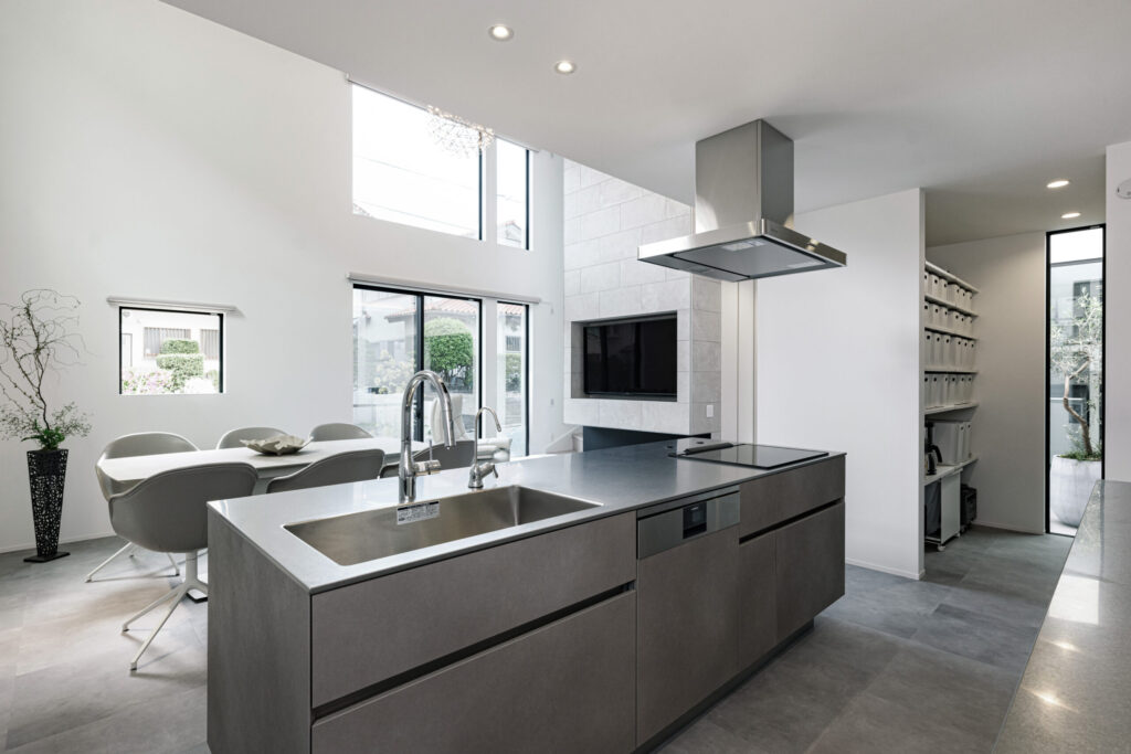 グレートーンでまとめた洗練されたLDK