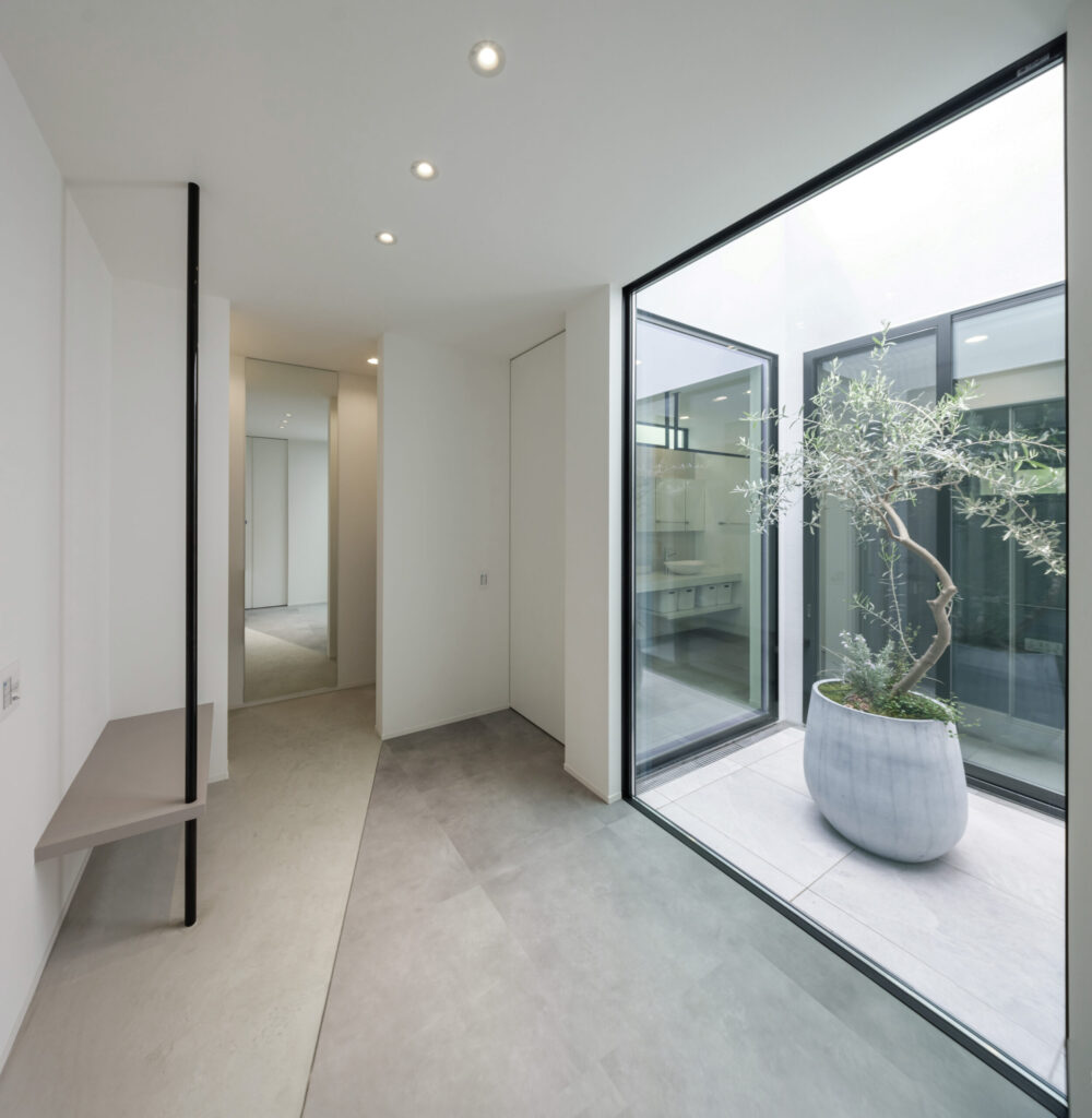 中庭を望む明るい空間