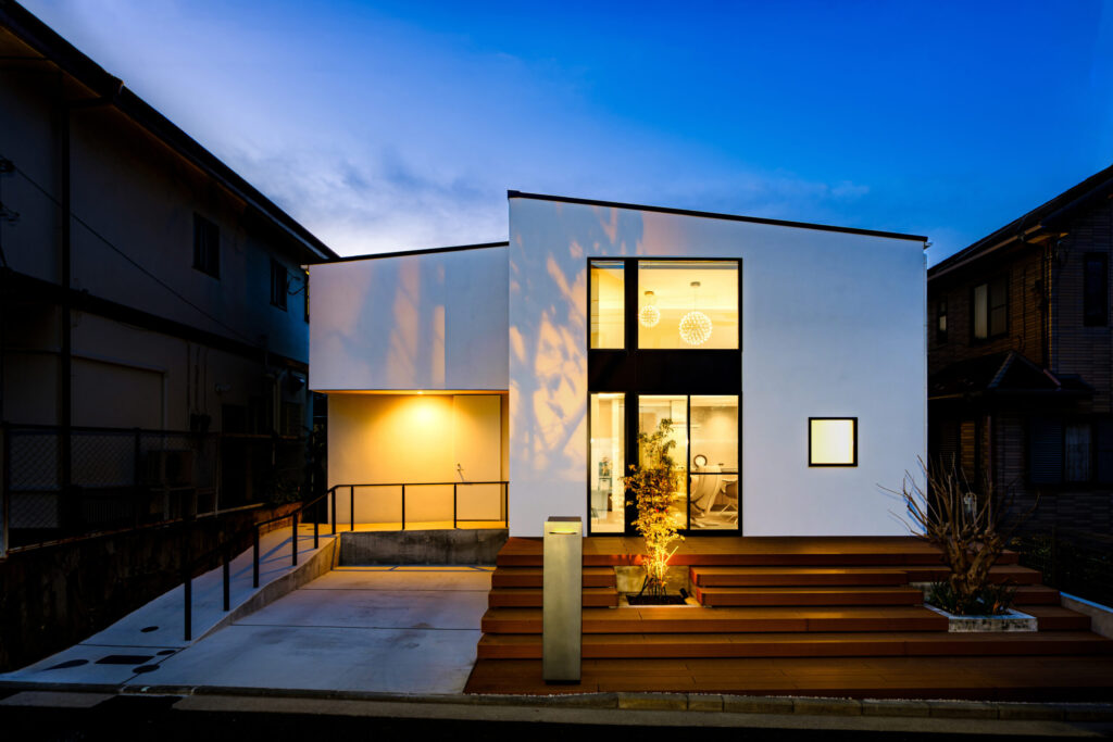 夜にやわらかな光を灯すスタイリッシュな外観