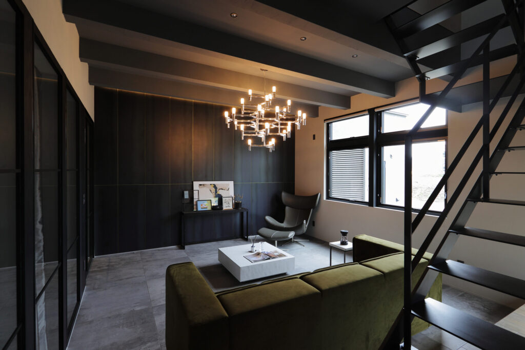 自然に寄り添い、唯一無二のデザインが息づくラグジュアリーモダンの住まい