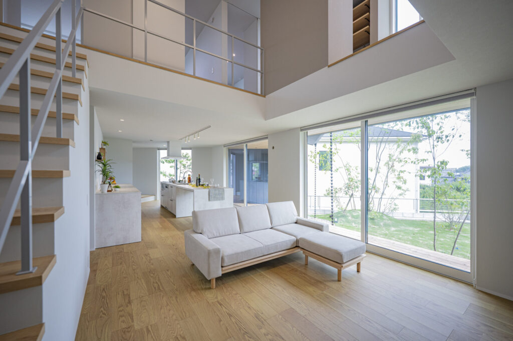 土地のかたちに寄り添い、四季とつながる開放的な住まい