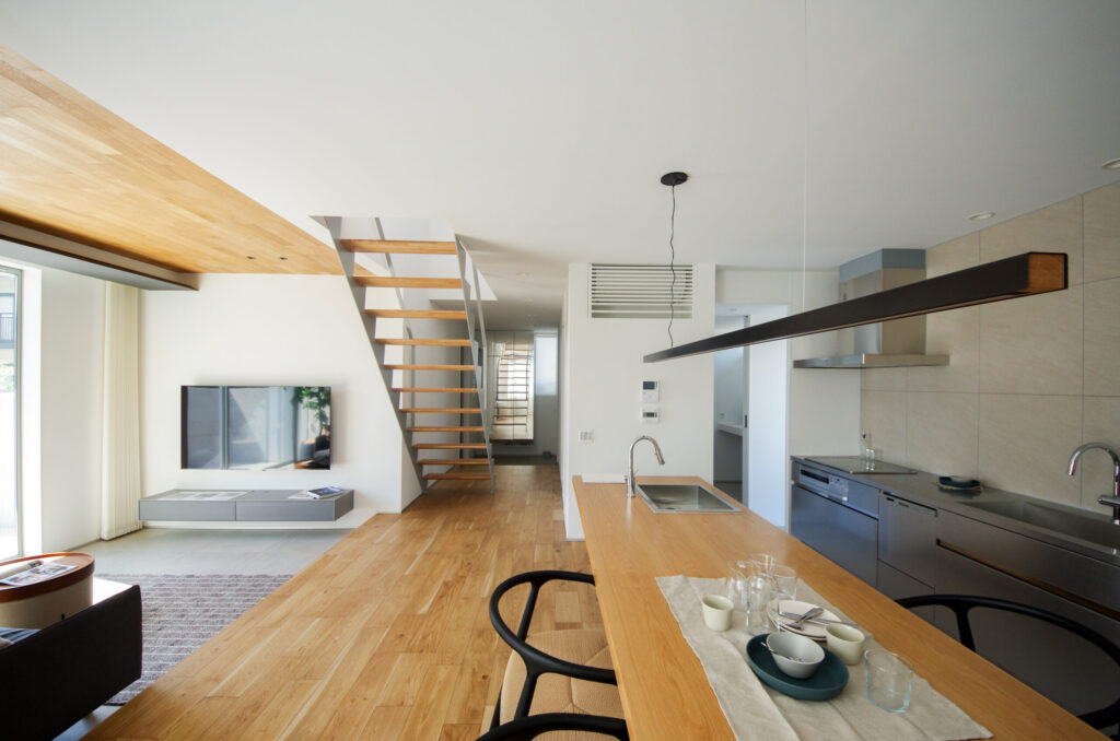 ミニマルな外観の奥に広がる、光と外へ抜ける開放感をまとった住まい