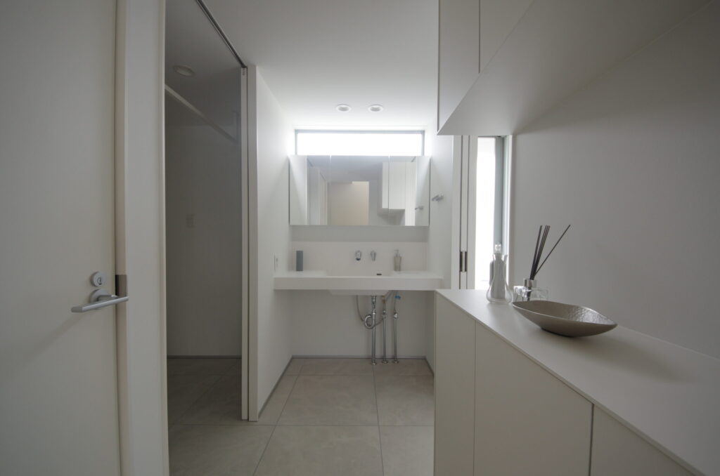 白基調の洗面空間