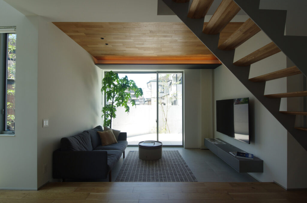 大きな窓から光が差し込む開放的なリビング階段空間