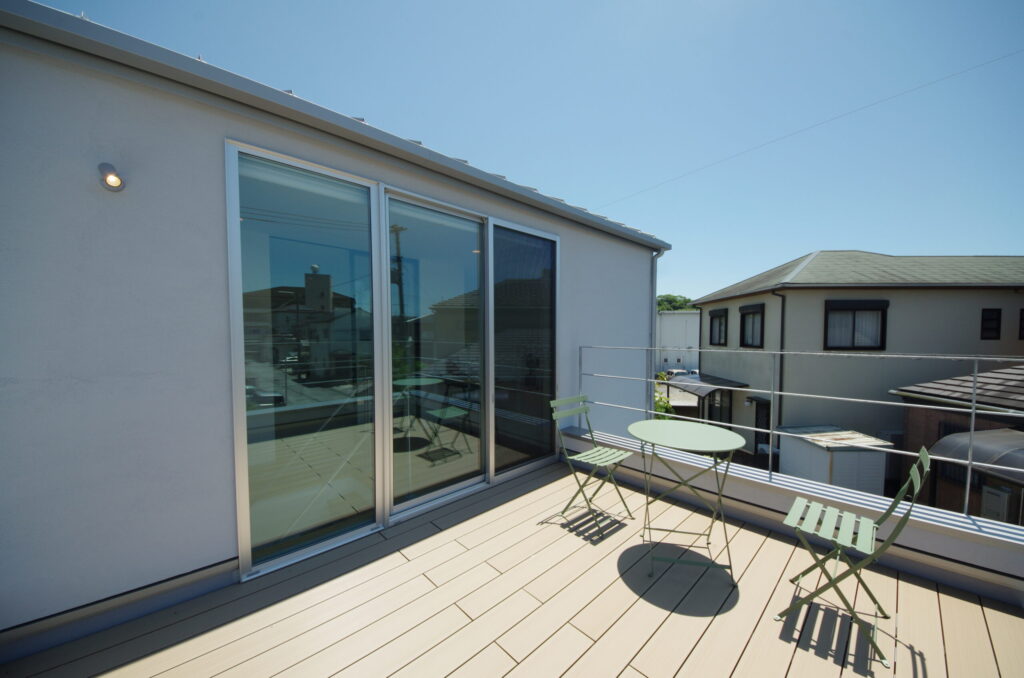 青空に開かれた開放的な2階テラス