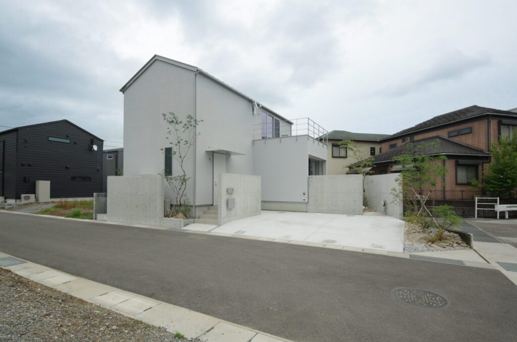 ワントーンで統一されたミニマルデザインの白い外観