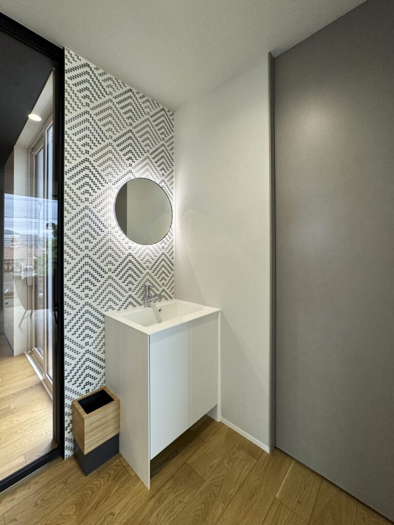 アクセントウォールが特徴の洗面