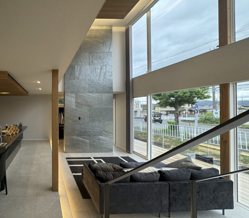 光が差し込むリビング