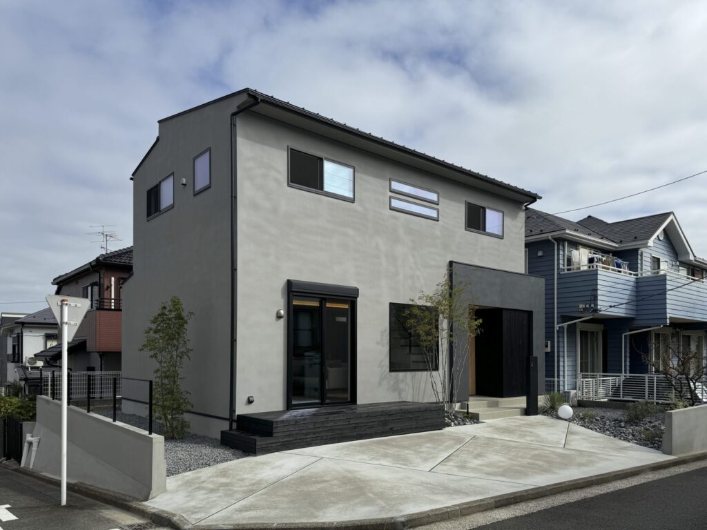 落ち着きのある二階建て外観