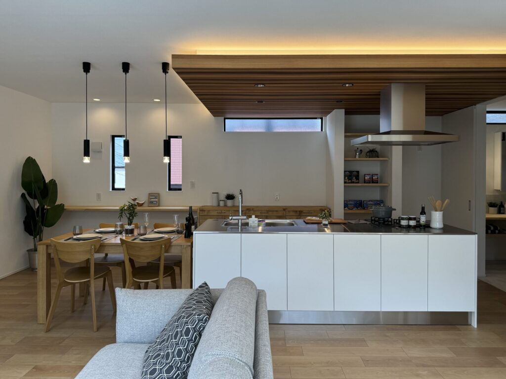 猫とともに心地よくくらす、回遊動線と大きな窓が広がりを創る住まい