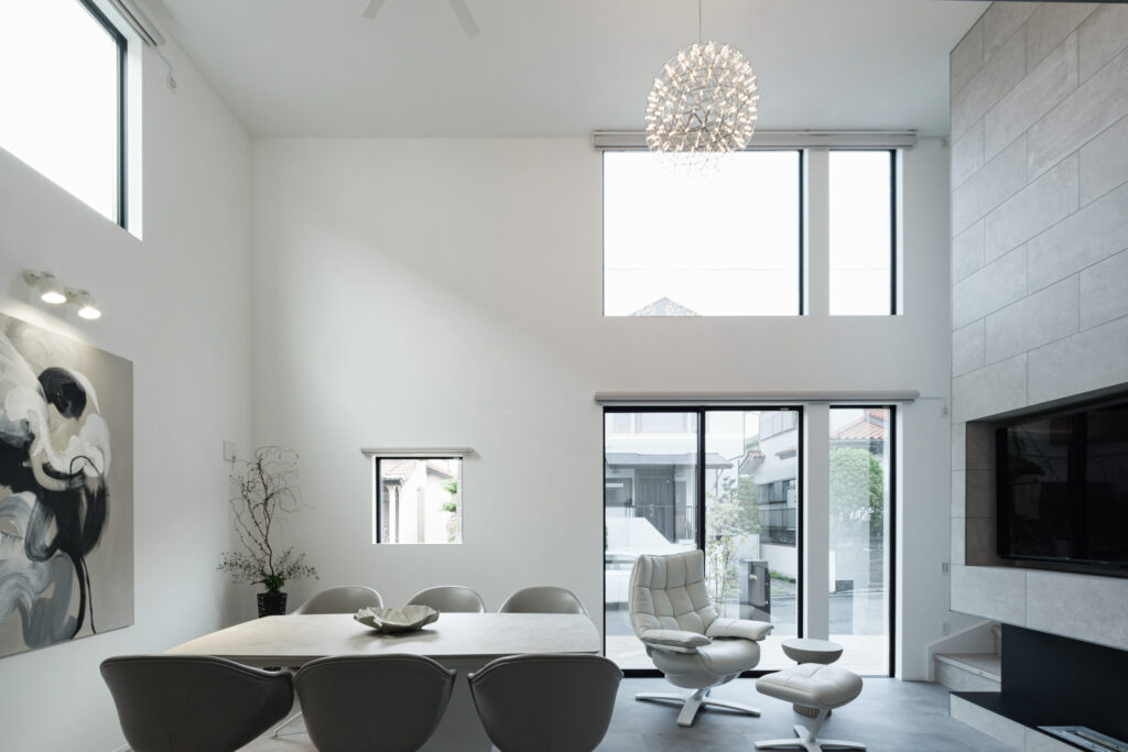 クールな洗練と木の質感が調和する、外とのつながりを大切にした住まい