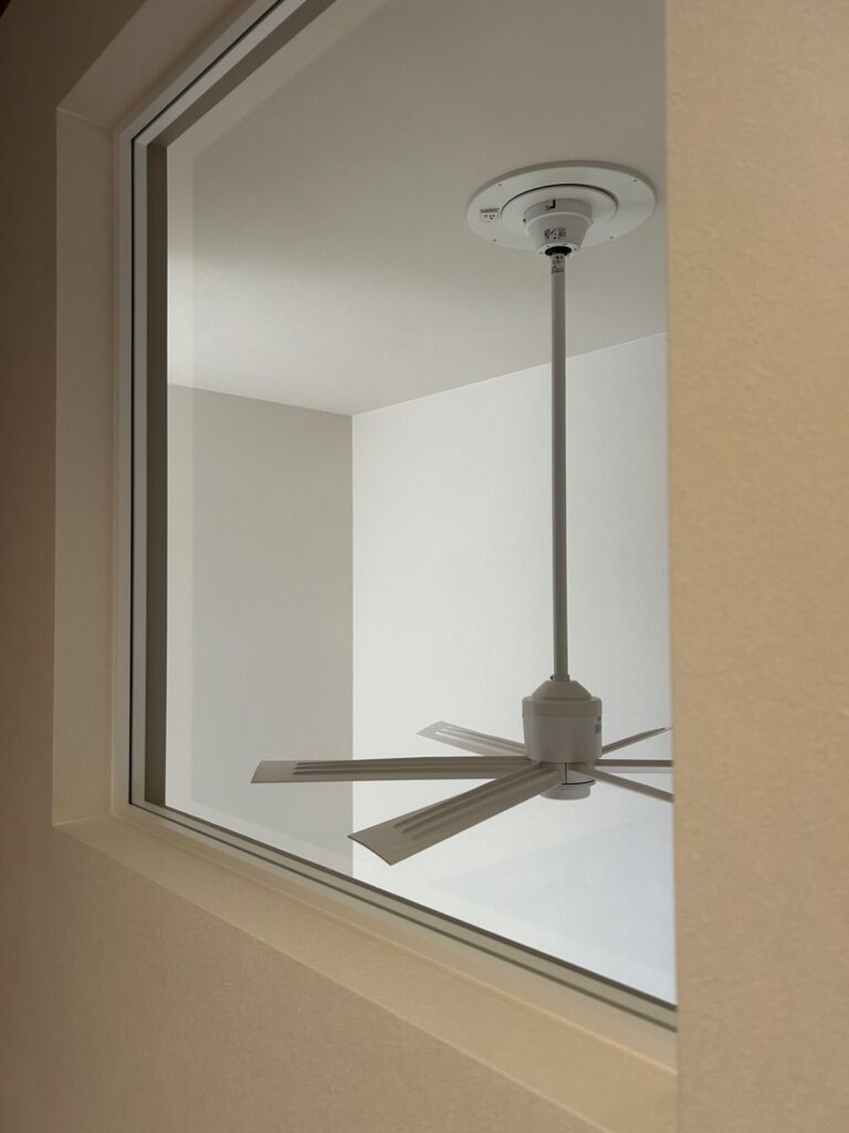 吹き抜けのシーリングファン