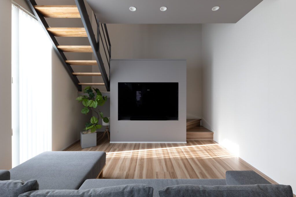 吹抜けに浮かぶ“箱”が生む、立体的なくらしを楽しむ住まい