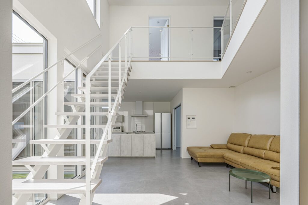 ホワイトで統一した空間に、中庭の光がめぐるリゾートライクな住まい