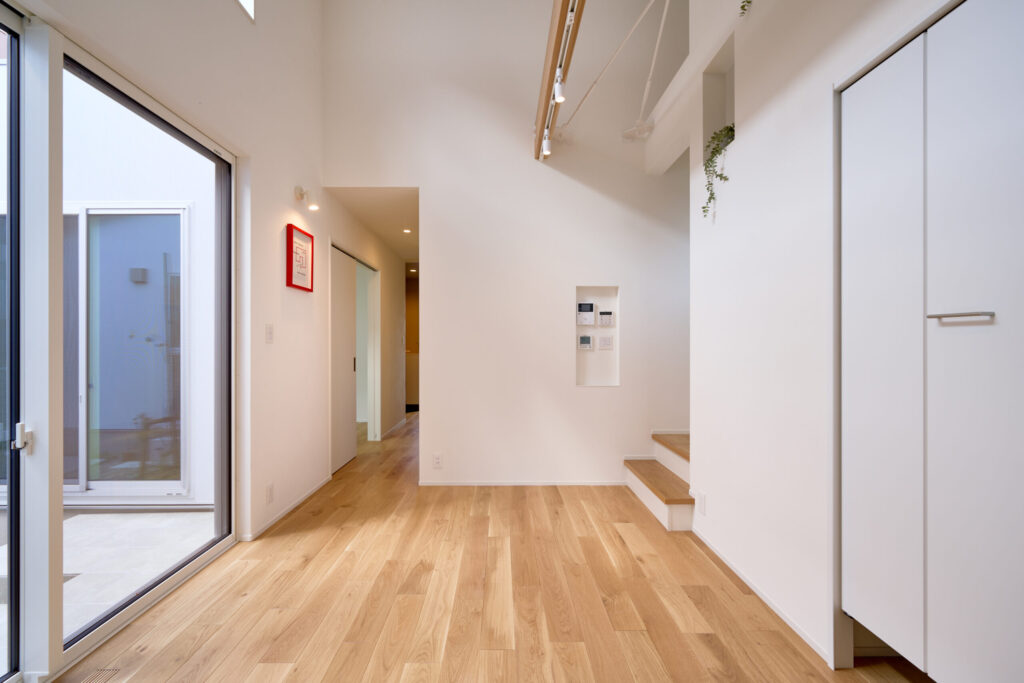 コの字型プランが光と景色を招き入れる、自然とゆるやかにつながる住まい