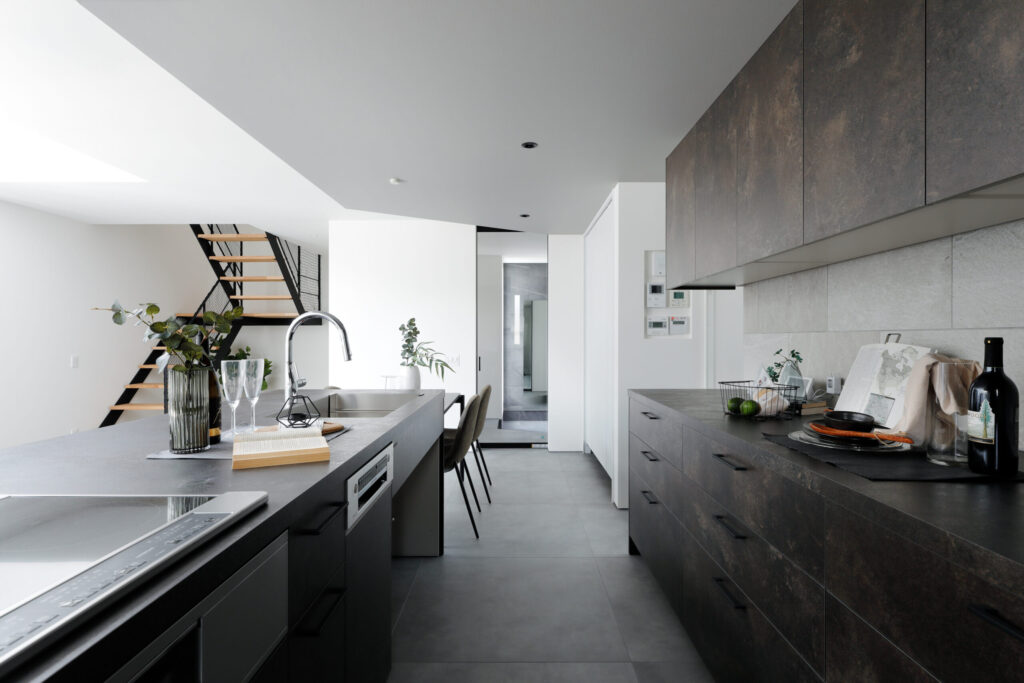 光が差し込む明るいキッチン