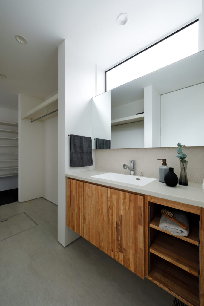 木目収納と白でまとめたシンプルモダンな洗面空間