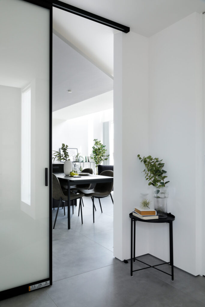 黒の建具がアクセントの空間