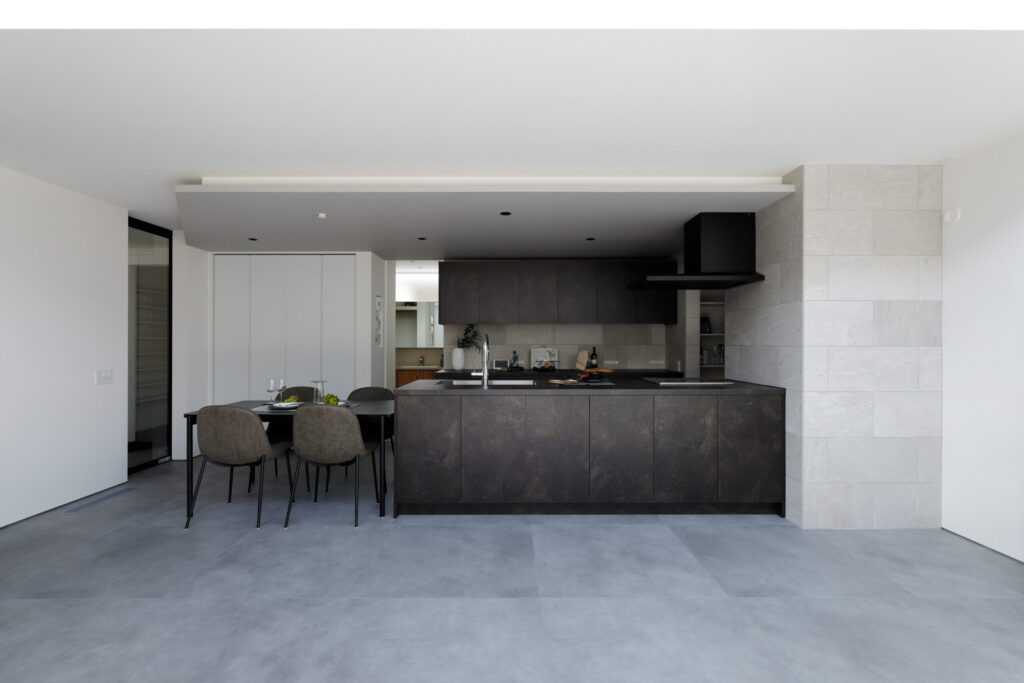 黒のキッチンやダイニングテーブル