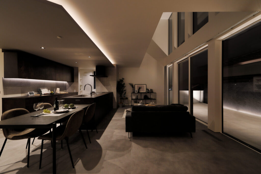 夜のリビングダイニング