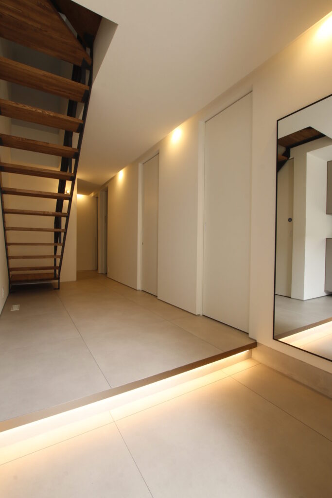 間接照明が足元を照らす階段とホール空間