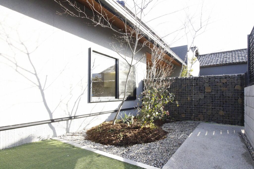 石と植栽が美しく整えられた中庭スペース