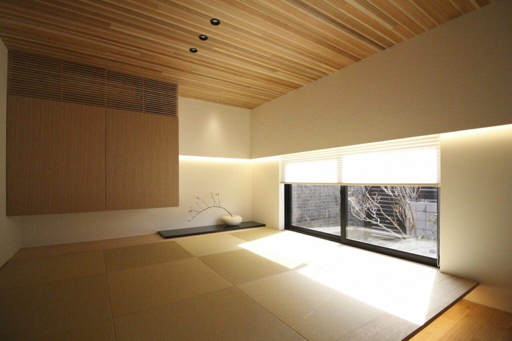 木天井と畳が調和する落ち着きのある和室空間