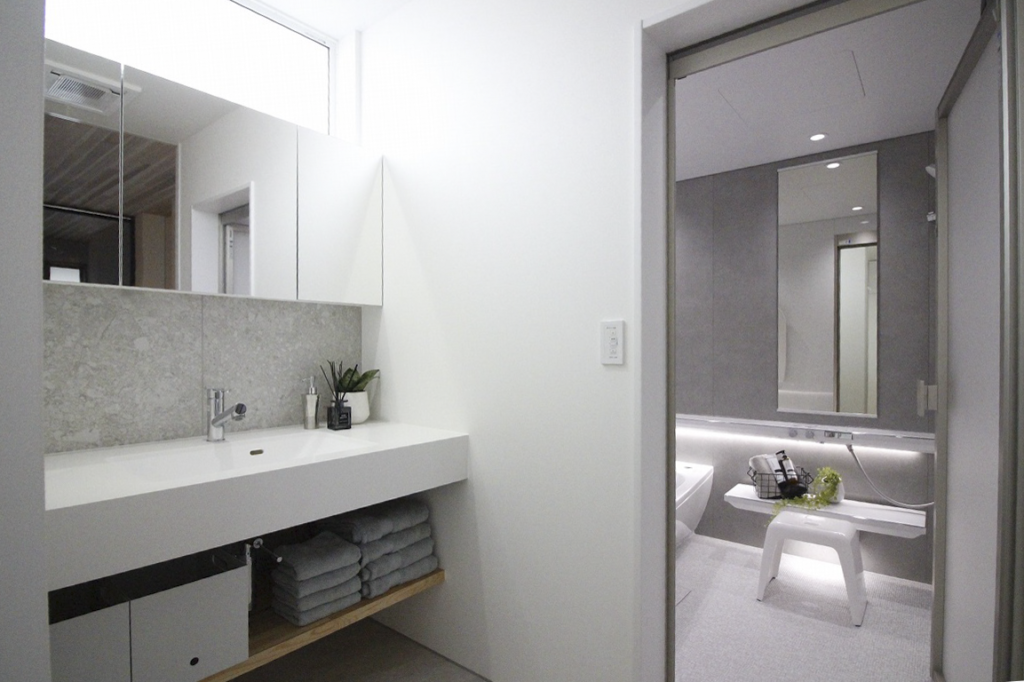 やわらかな光と石目調仕上げが調和した洗面