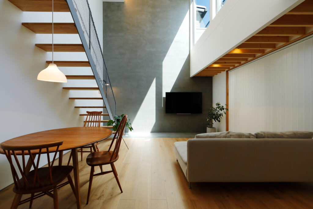 光を贅沢に取り込む、さんかくのワンルームが生む開放の住まい