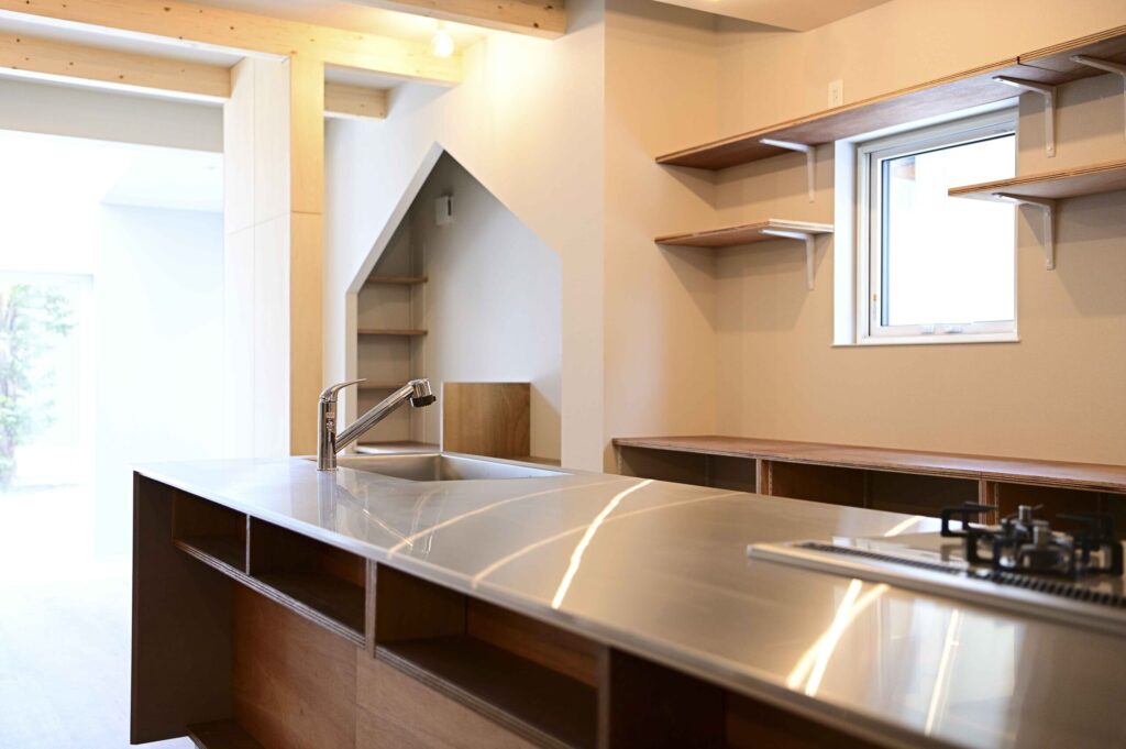 白と木素材が調和する開放的なキッチン空間