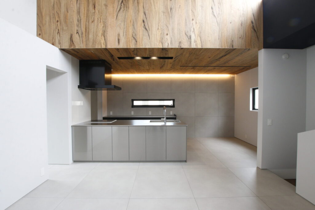 自然光が降り注ぐ、２階リビングでゆったり過ごす上質な住まい