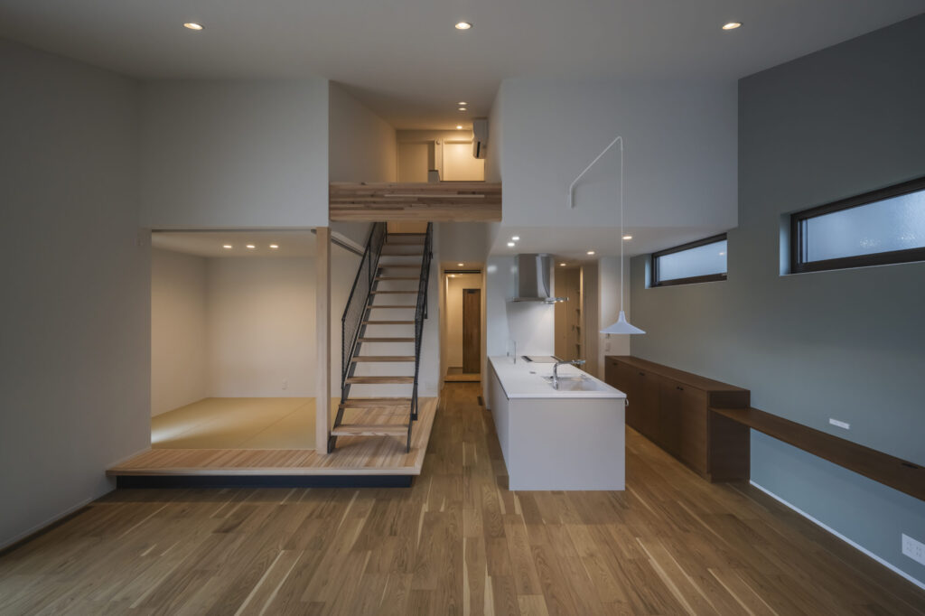 内に開く温もりと開放感が寄り添う、家族をひとつにする住まい