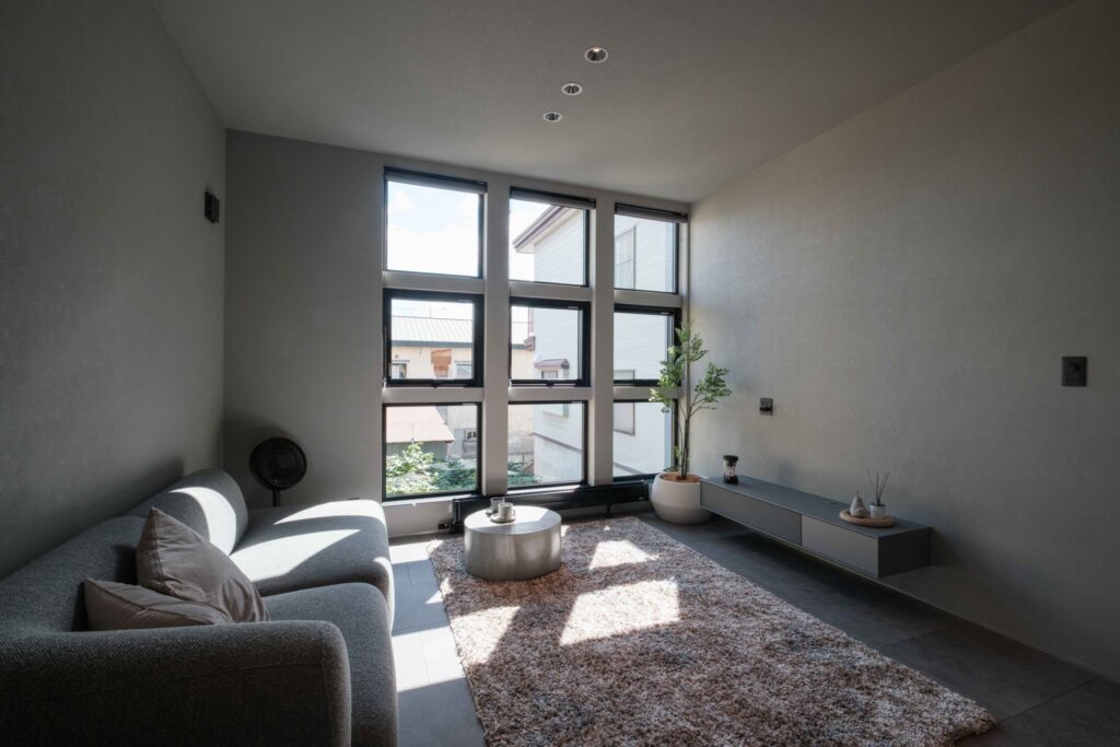 コンパクトな空間に光と開放感をもたらす、洗練された住まい