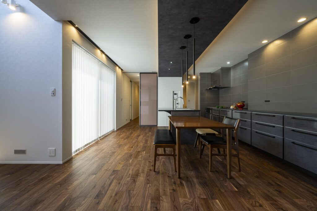 多層の広がりと外とのつながりが生む、立体的なくらしの家